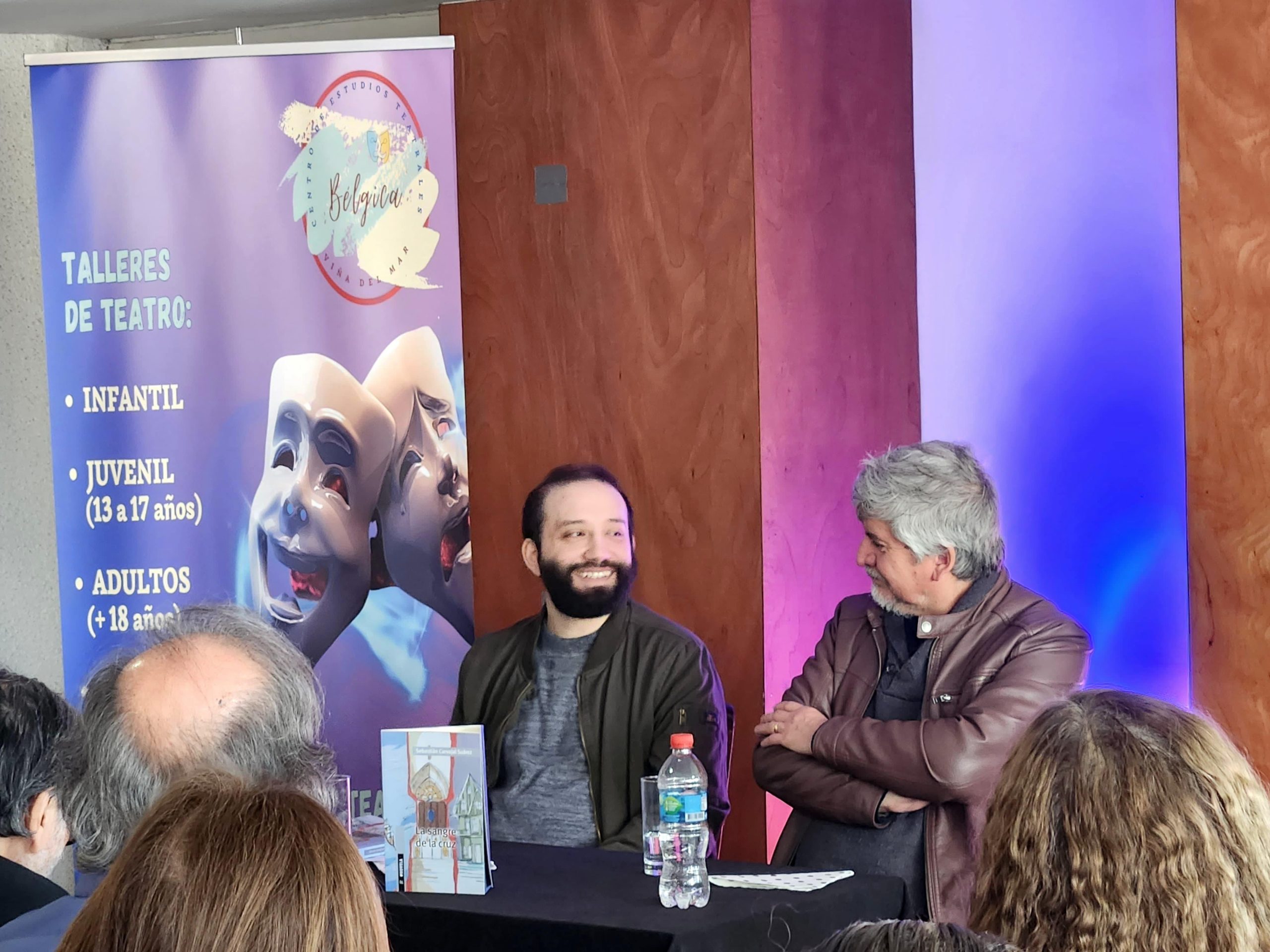 Alumni de la Escuela de Periodismo lanzó su primera novela