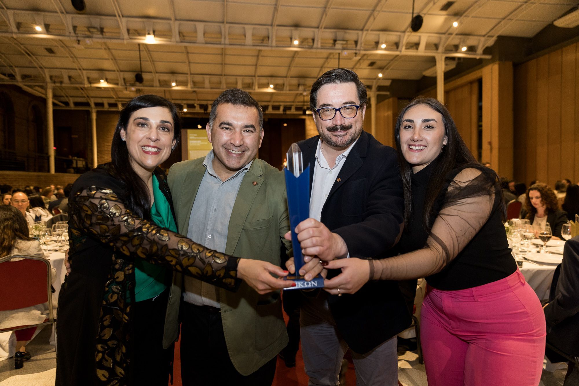 Alumni de Periodismo ganaron premio EIKON en “Gestión de Crisis”
