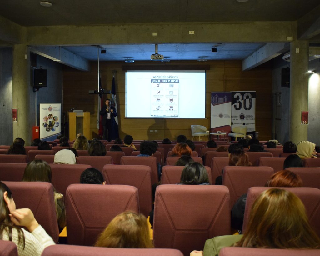 DSC_0082-1024x819 Laboratorio Pfizer realizó charla sobre fake news y divulgación científica en Campus Curauma PUCV