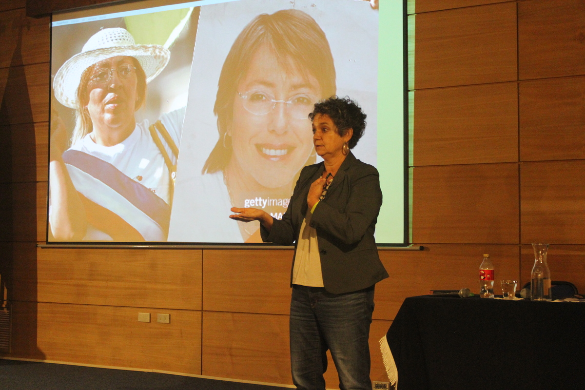 Estudiantes de Periodismo PUCV participan en charla que analiza la igualdad de género en la profesión