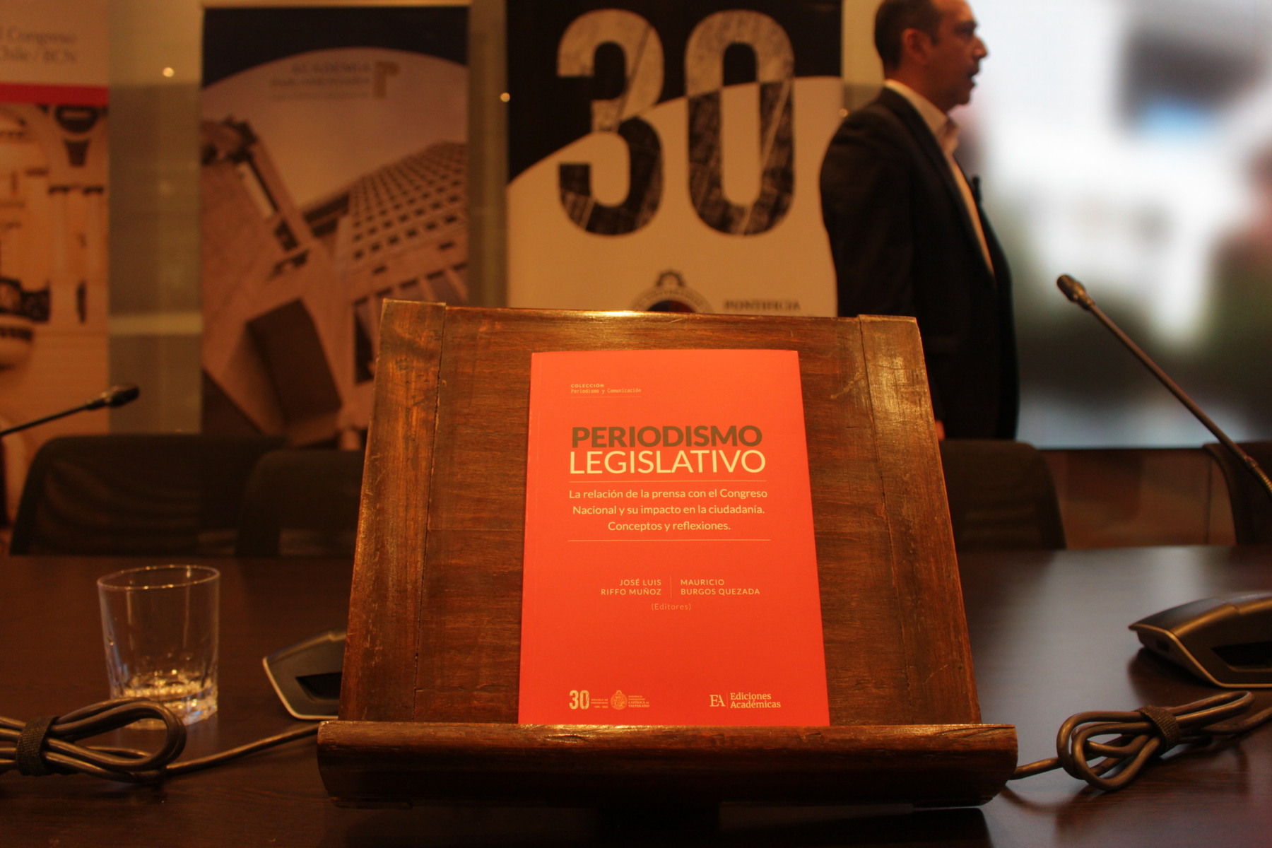 Periodismo PUCV lanza último libro de la “Colección de los 30 años” sobre periodismo legislativo