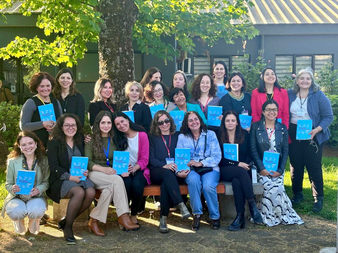 Libro sobre mujeres en la comunicación destaca a las académicas Daniela Lazcano y Claudia Mellado